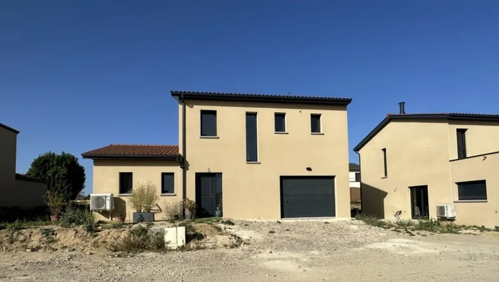 Application d'un enduit de façade grattée neuf sur maison individuelle en lotissement Andrézieux-Bouthéon (42)