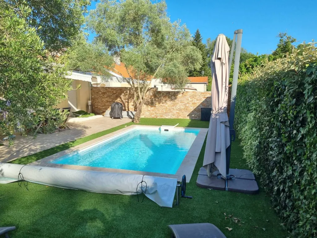 vue d'ensemble piscine et jardin