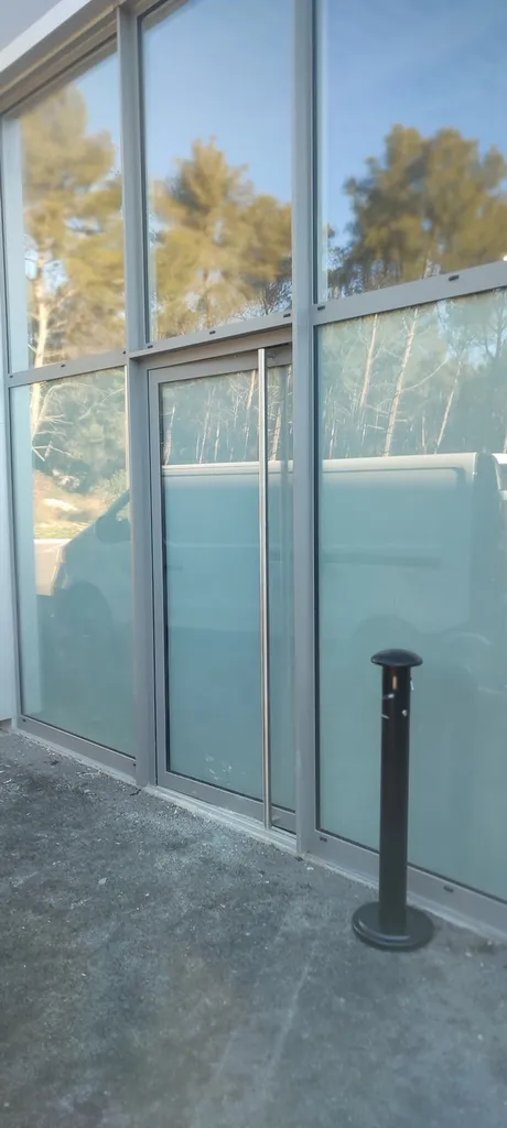 Films Vitrophanie adhésive dépoli blanc pour cloison vitrée entre bureaux à Aix en Provence– Marquage discret et esthétique contemporaine