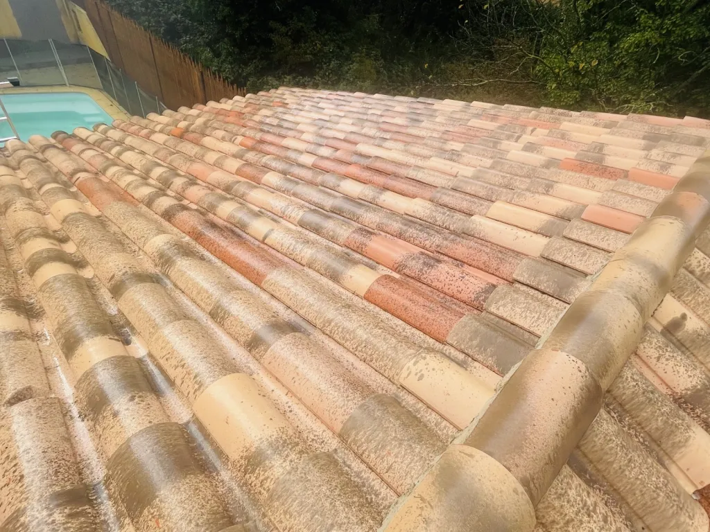 Nettoyage et traitement des tuiles mécaniques d’une maison sur Bouc Bel Air près de Aix en Provence 
