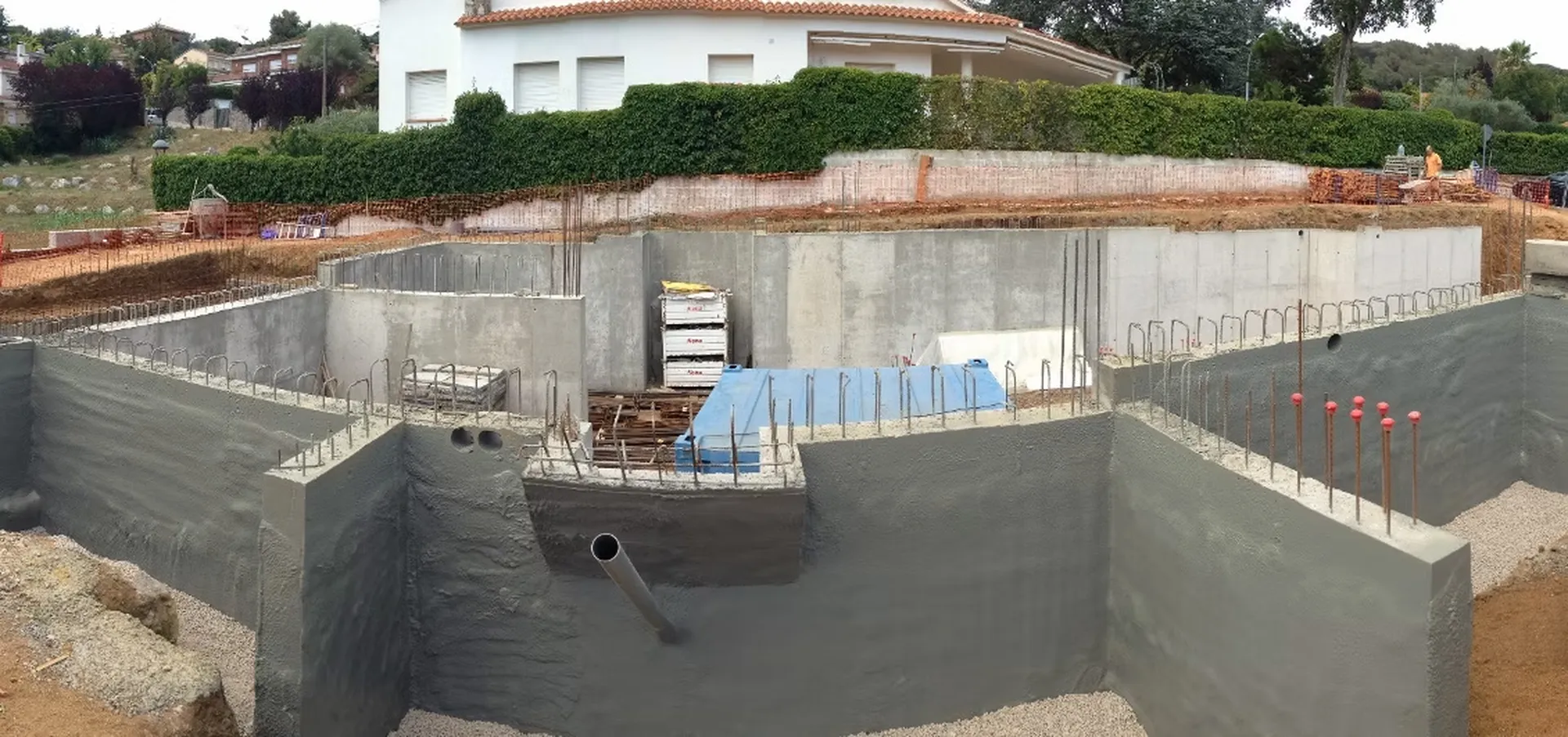 Application d'un revêtement d'étanchéité bitumineux sur les murs enterrés et fondations d'une maison neuve - Entreprise Lanneluc Gironde.