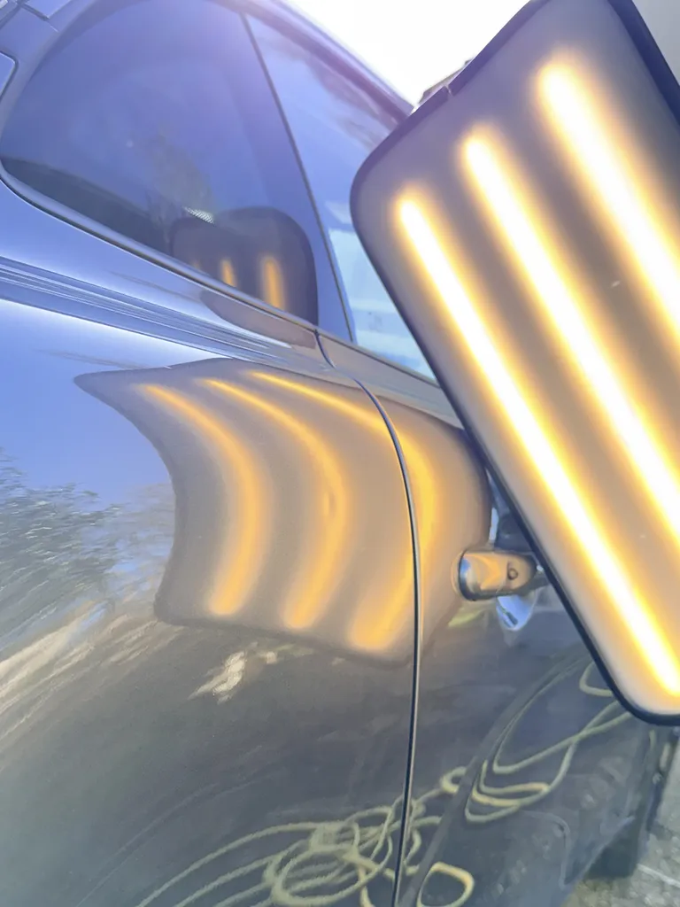 Débosselage sans peinture sur aile arrière en aluminium d'une Alpine A110 en Seine-et-Marne (77) | Réparation carrosserie aluminium Île-de-France