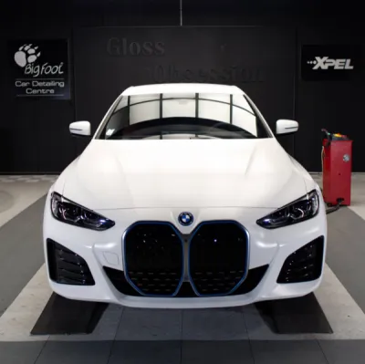 Un travail d’orfèvre réalisé sur cette BMW i4 : le film XPEL assure une défense totale contre les impacts et rayures, tout en respectant ses lignes élégantes