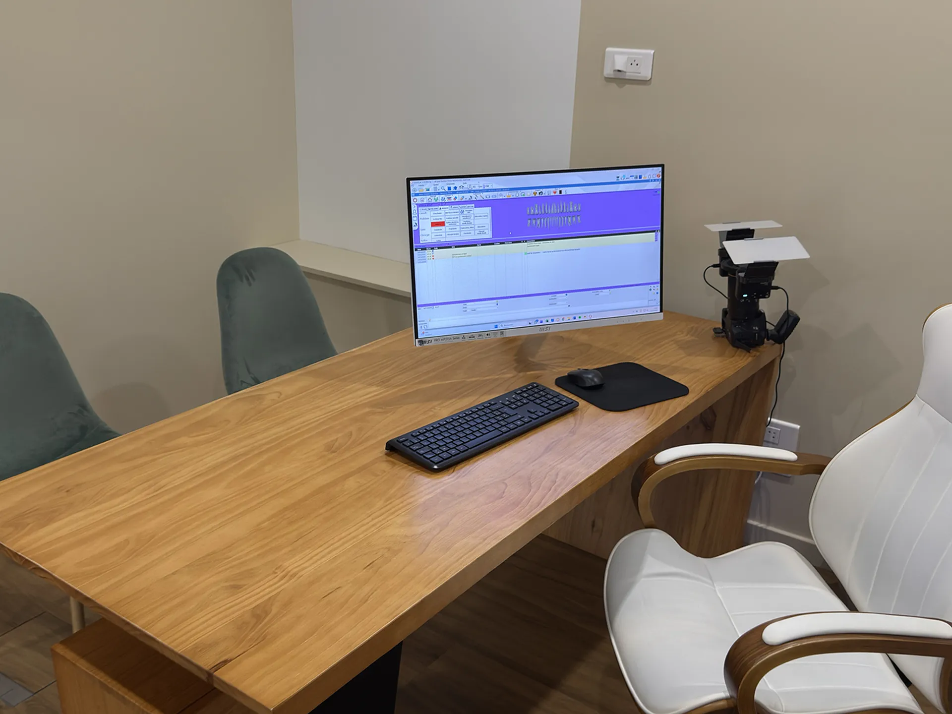 Bureau d'entente cabinet dentaire Installation d’un serveur informatique de 5 PC clients, d'une caméra DEXIS un cabinet dentaire situé à Beausset 83 Var