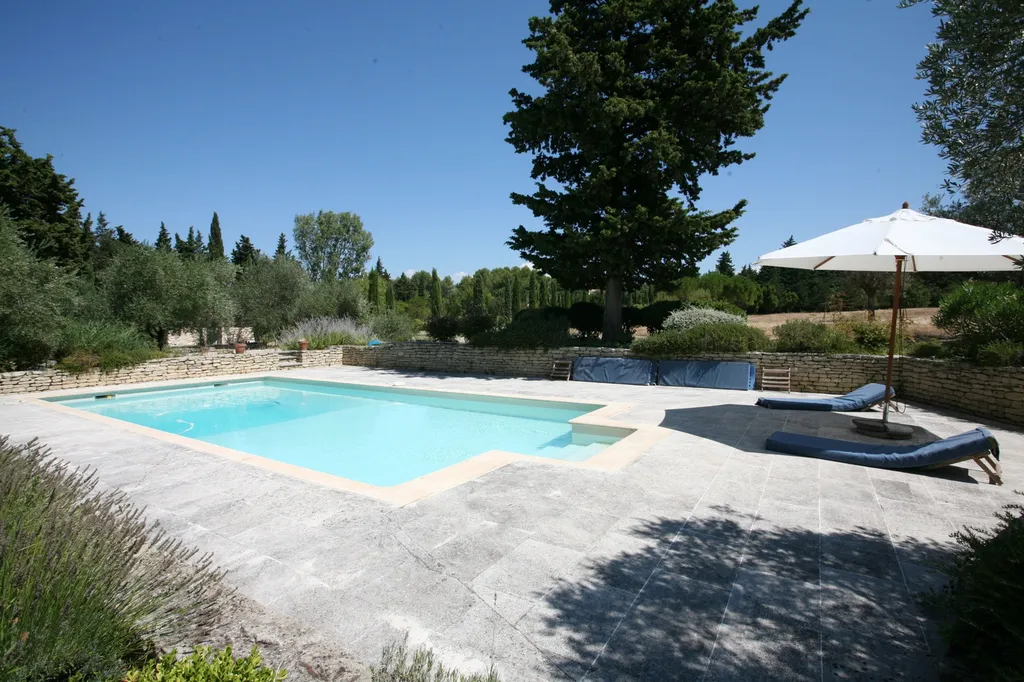 A vendre à Pernes-les-Fontaines, ancien mas avec dépendances sur 3,5 hectares de terrain    
