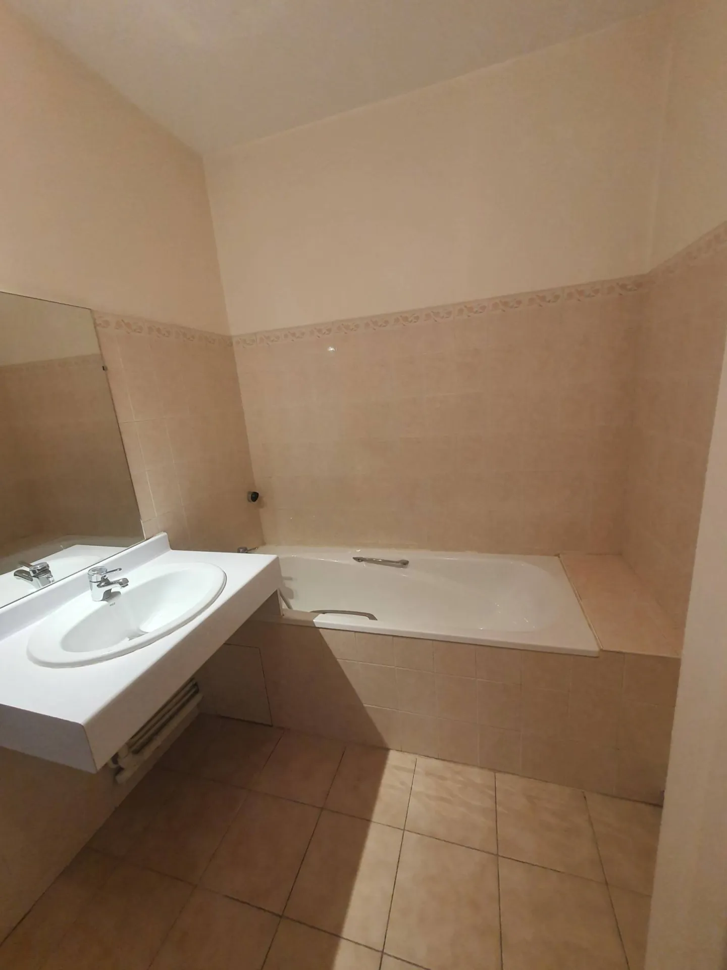 Appartement 2 pièces à louer avec garage dans centre ville de Bron à côté de Lyon