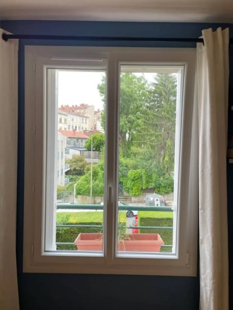 Installation de fenêtre en PVC avec volets persiennes PVC dans un immeuble à la Croix-Rousse en région Rhône-Alpes
