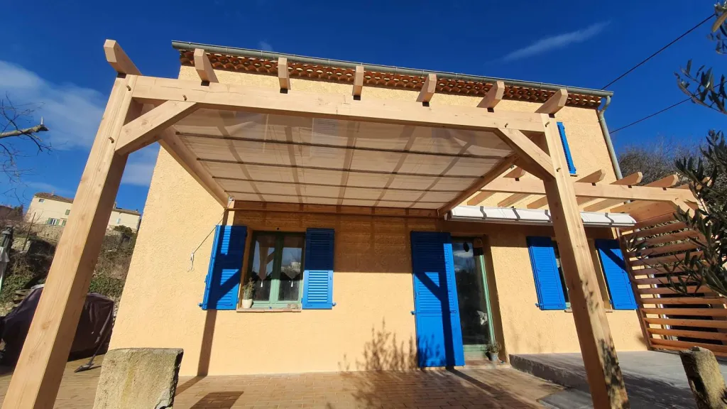 Fabrication et pose d'une pergola bois pour villa dans le Var