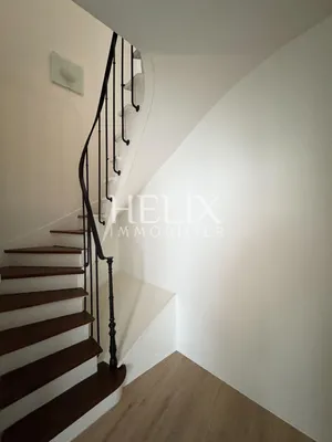 A louer à Saint Germain en Laye, un bel appartement en duplex 1er et 2 ème étage d'un immeuble bien entretenu.