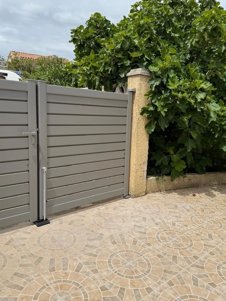 Pose d'un portail Kostum Modèle Litenn sur Sausset les Pins