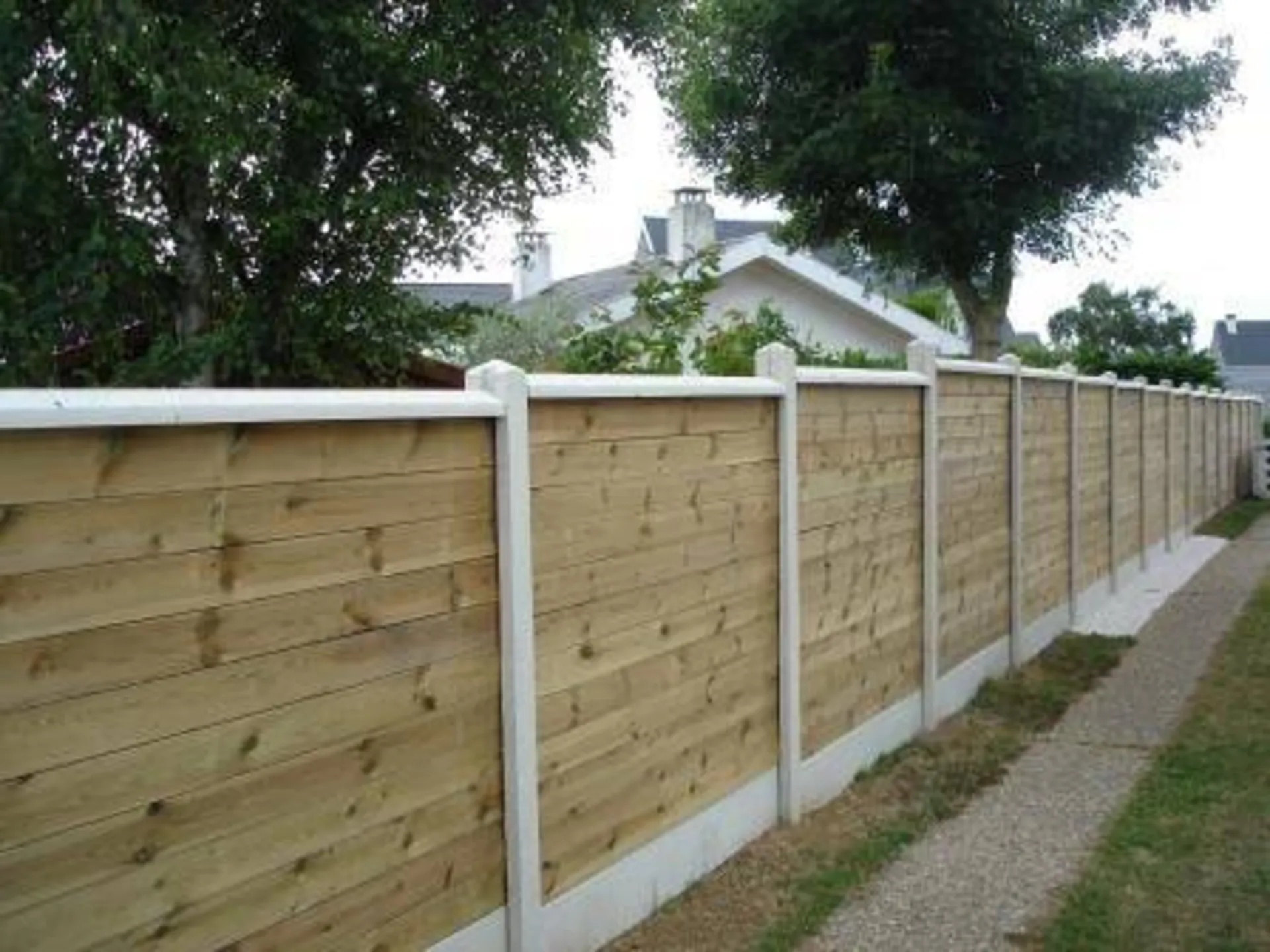 Création d'une clôture occultante en béton et bois proche du Havre 76