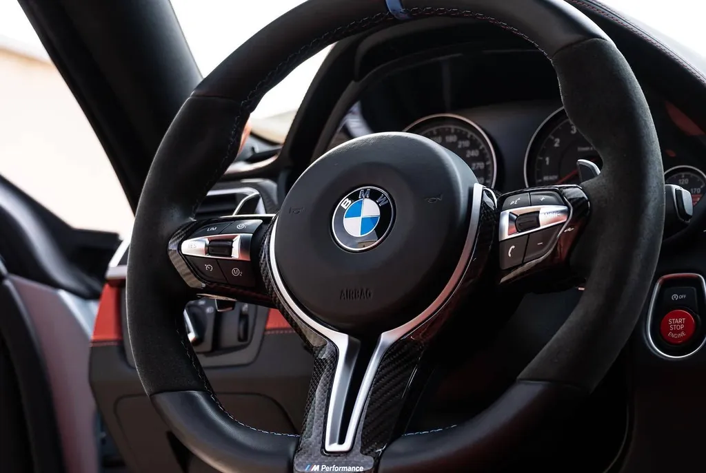 Remise à neuf de la carrosserie d'une BMW M4 à Lyon