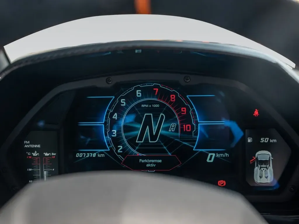 Tableau de bord digital de l’Aventador Ultimae, affichant le compte-tours V12 et les informations de conduite.