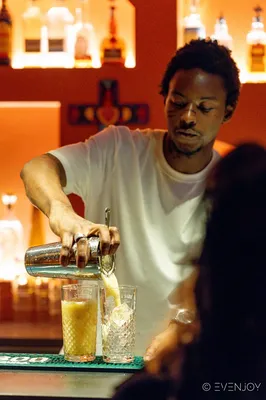 Bar festif avec cocktails au coeur du Vieux-Nice