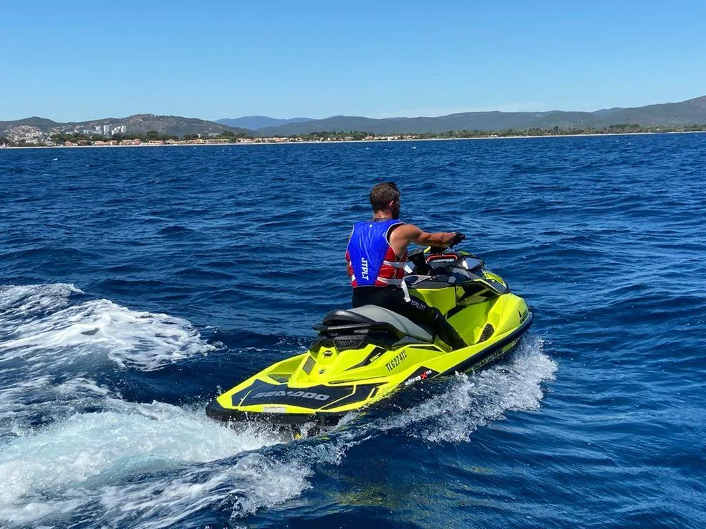 Location jet-ski SEA-DOO RXP-X 300 à Hyères