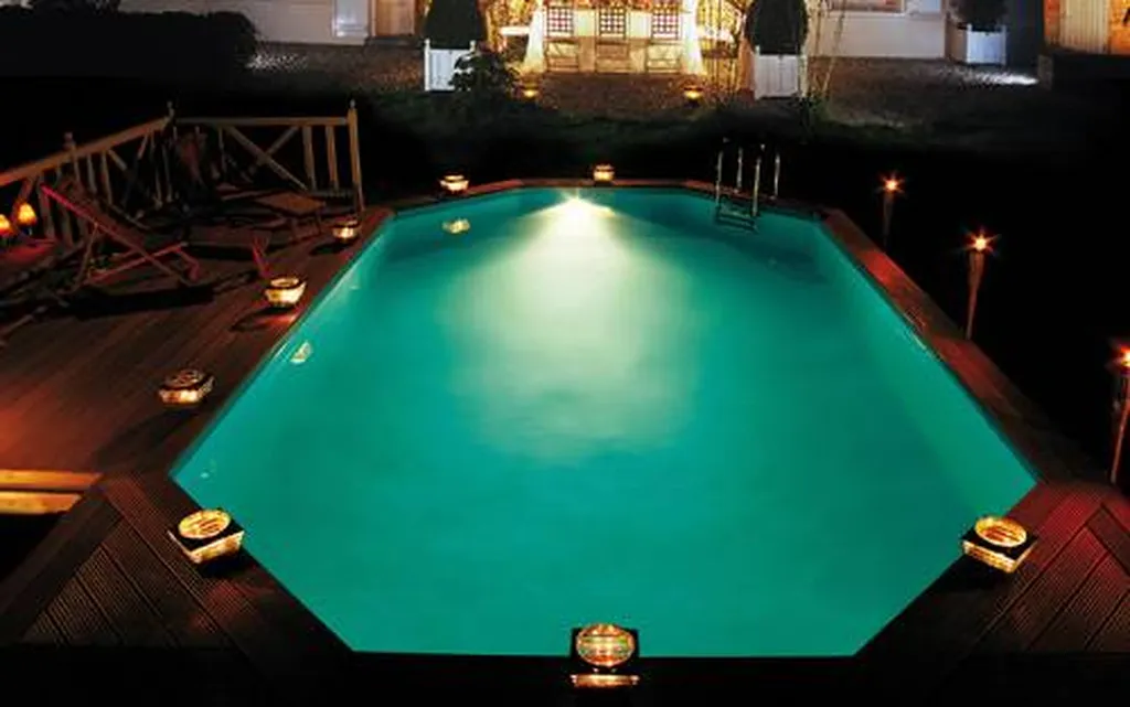 Exemple de piscine bois octogonale proposée par Aquarev'Piscine à Forcalquier 04300