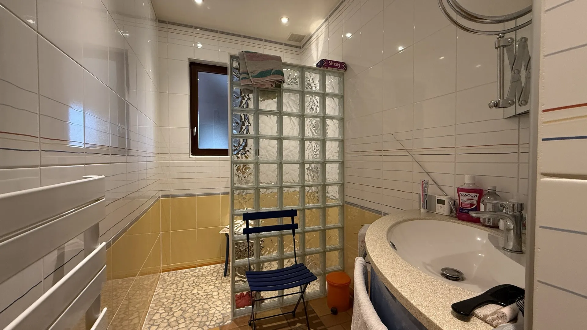 Cette longère à vendre dispose de deux chambres, d’un bureau pouvant servir de chambre d’appoint et d’une salle d’eau.