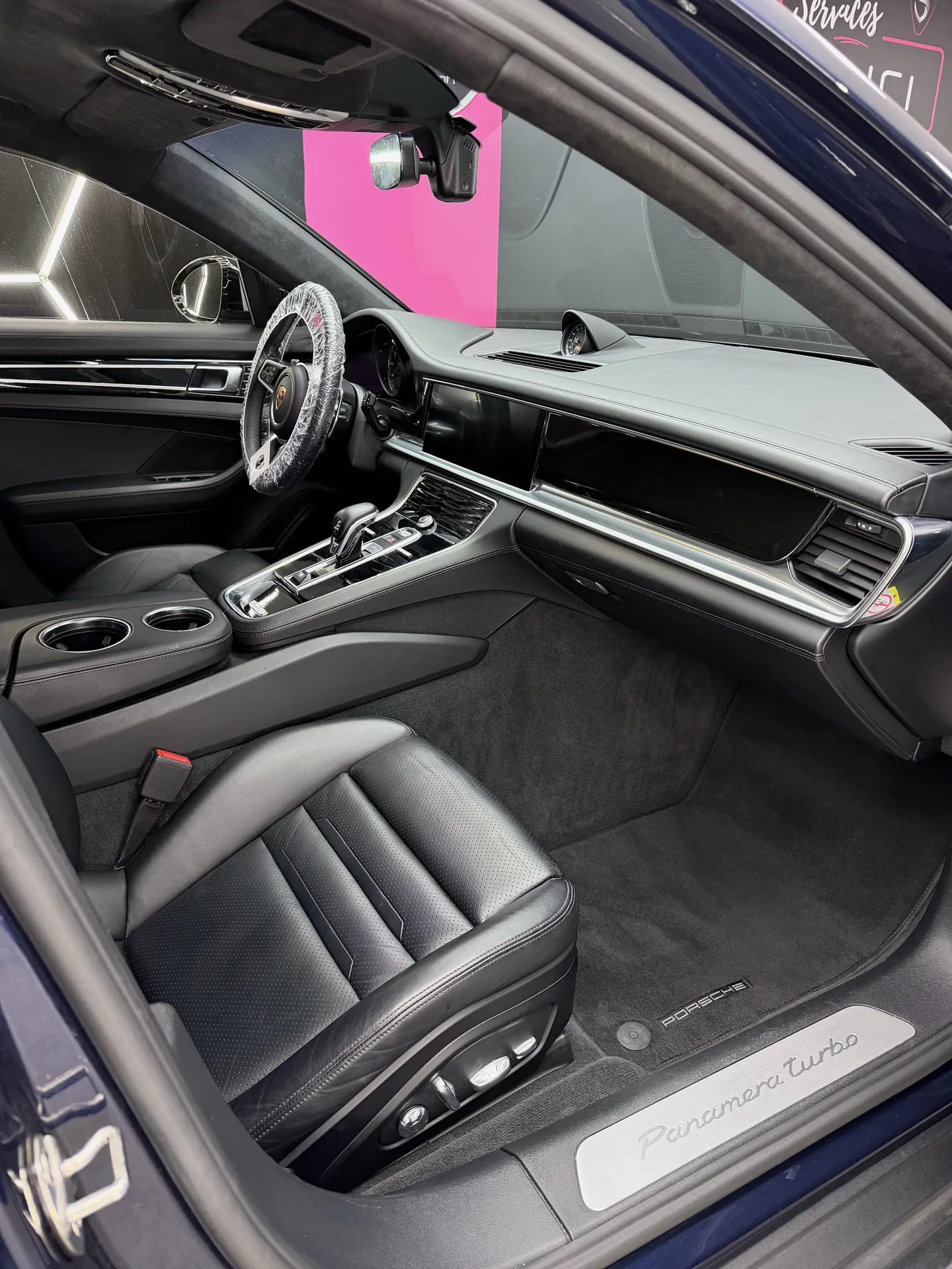 Service premium de nettoyage intérieur et extérieur à Veauche pour Porsche Panamera Turbo avec soin esthétique avancé et finition irréprochable