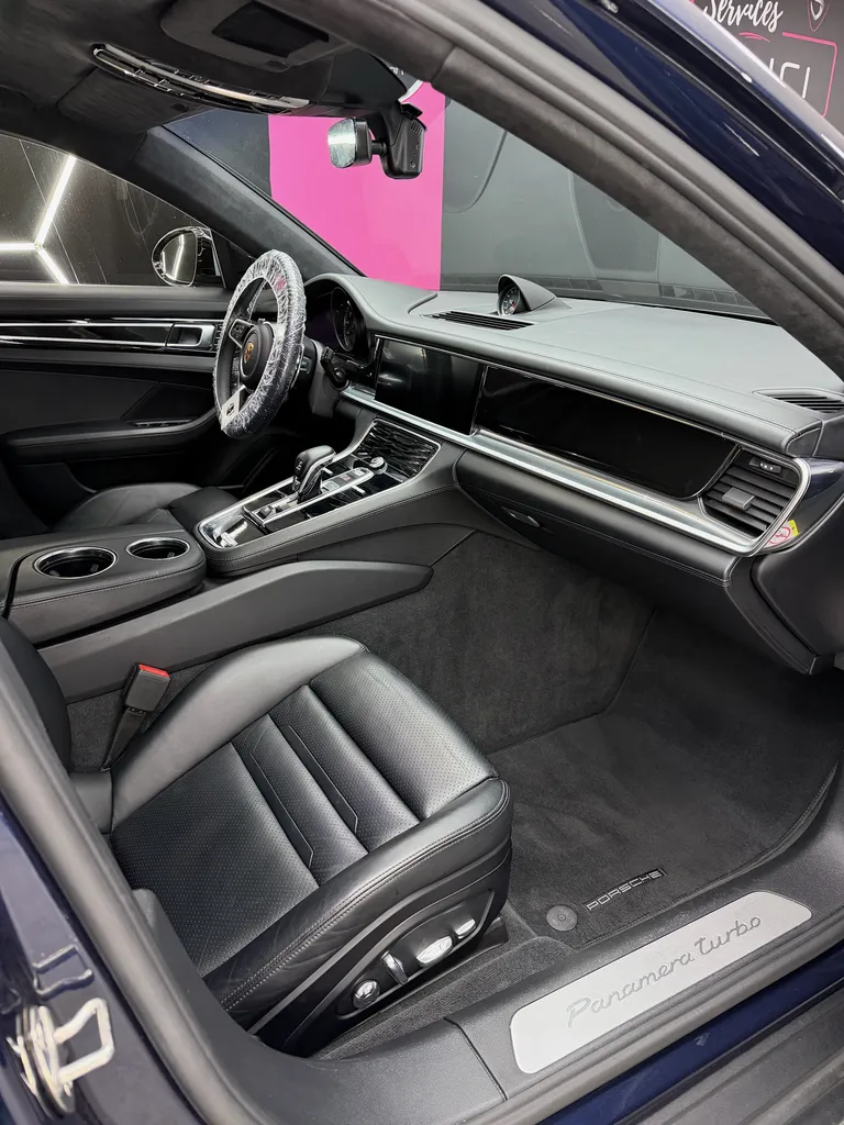 Service premium de nettoyage intérieur et extérieur à Veauche pour Porsche Panamera Turbo avec soin esthétique avancé et finition irréprochable