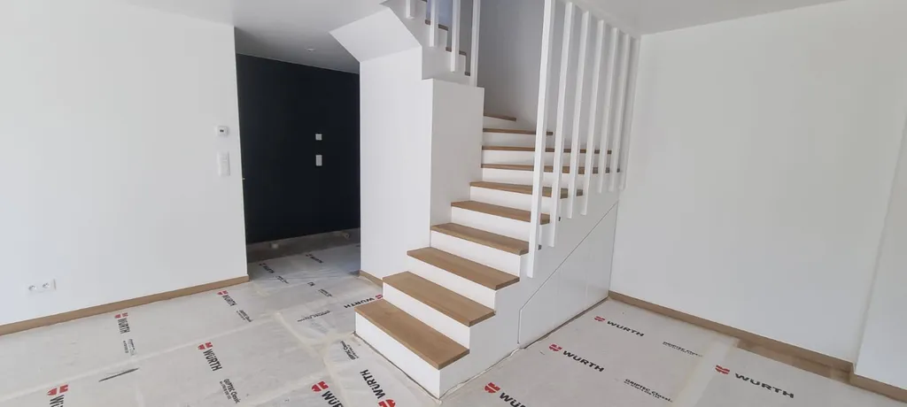 peinture escalier bi-couleur blanc et cire naturel en région parisienne 