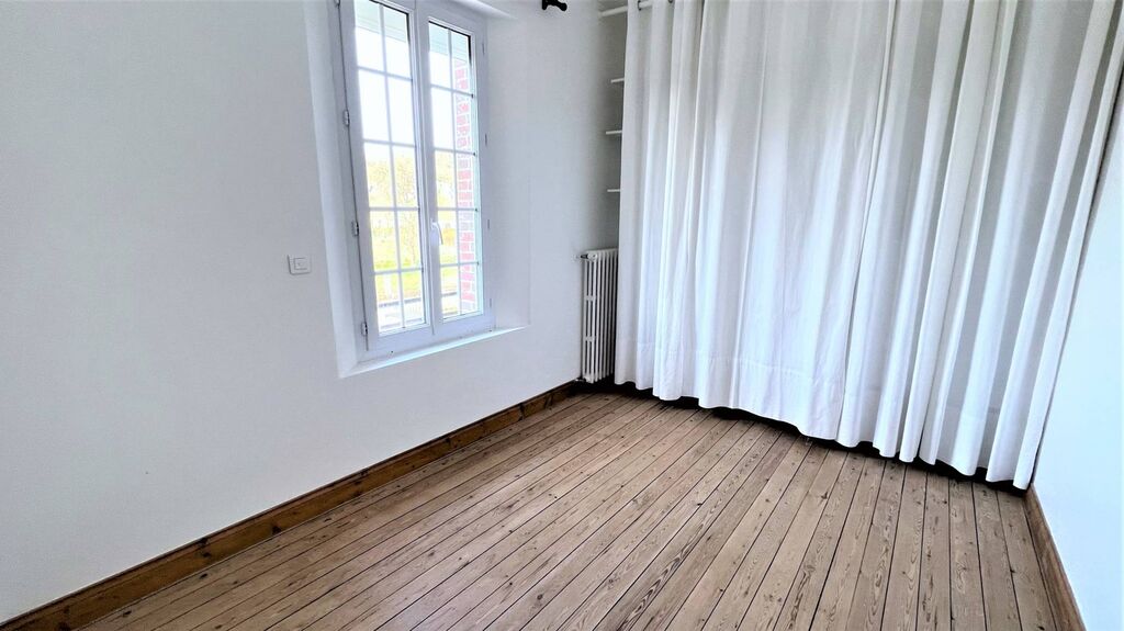 Maison de village centre ville de Criel sur Mer, 4 chambres, 1 salle de bains,1 salle d'eau, à 2 kms de la plage.