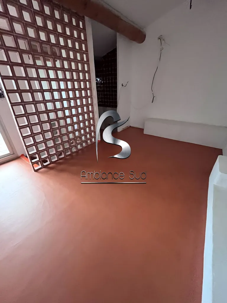 Réalisation des sols d’une chambre et d’une salle de bain en résine minérale effet béton ciré taloché dans une maison à Mirabeau à côté de Marseille