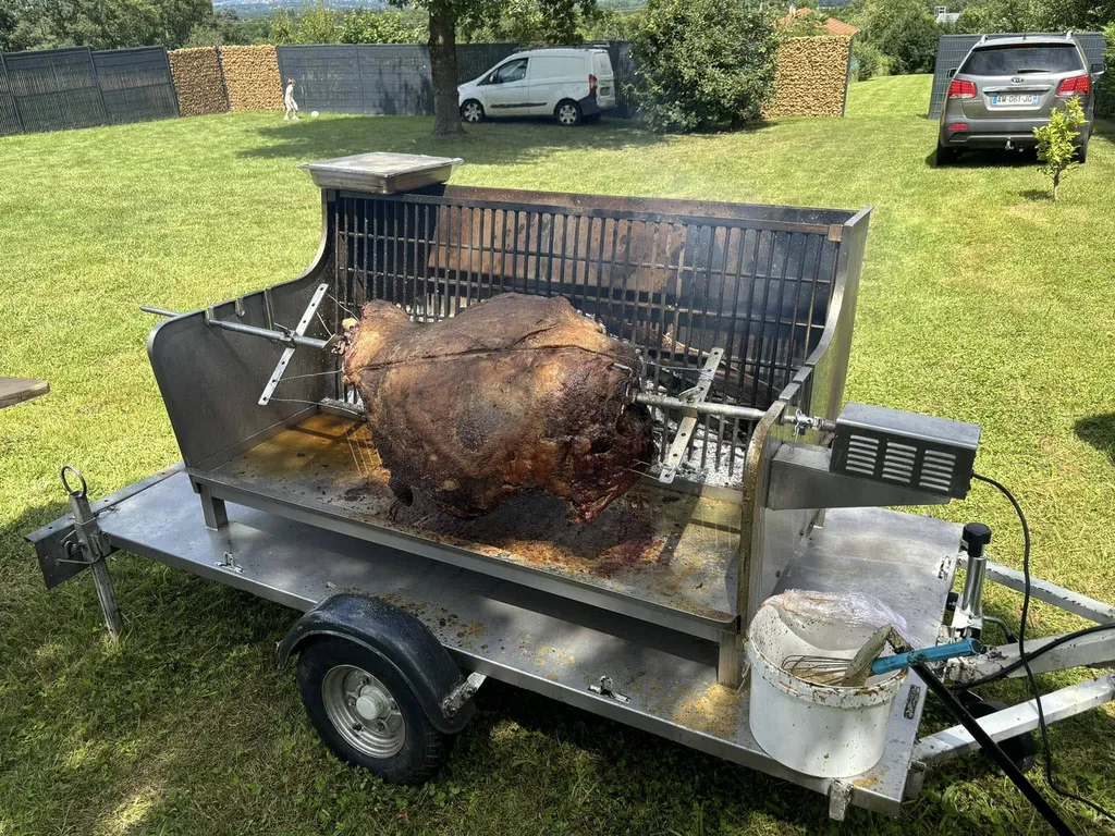 Organisation de barbecue avec viande de bœuf de qualité grillée à la broche pour un évènement à Villefranche-sur-Saône dans le Beaujolais