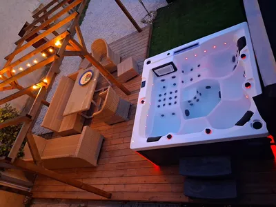 Installation d'un spa 5 places sur terrasse dans une cour intérieure à Saint Paul les FonTs