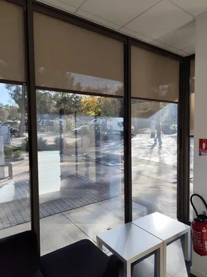 Store enrouleur solaire pour baies vitrées (anti chaleur) protection du soleil et de la luminosité pour Mairie salon de Provence 
