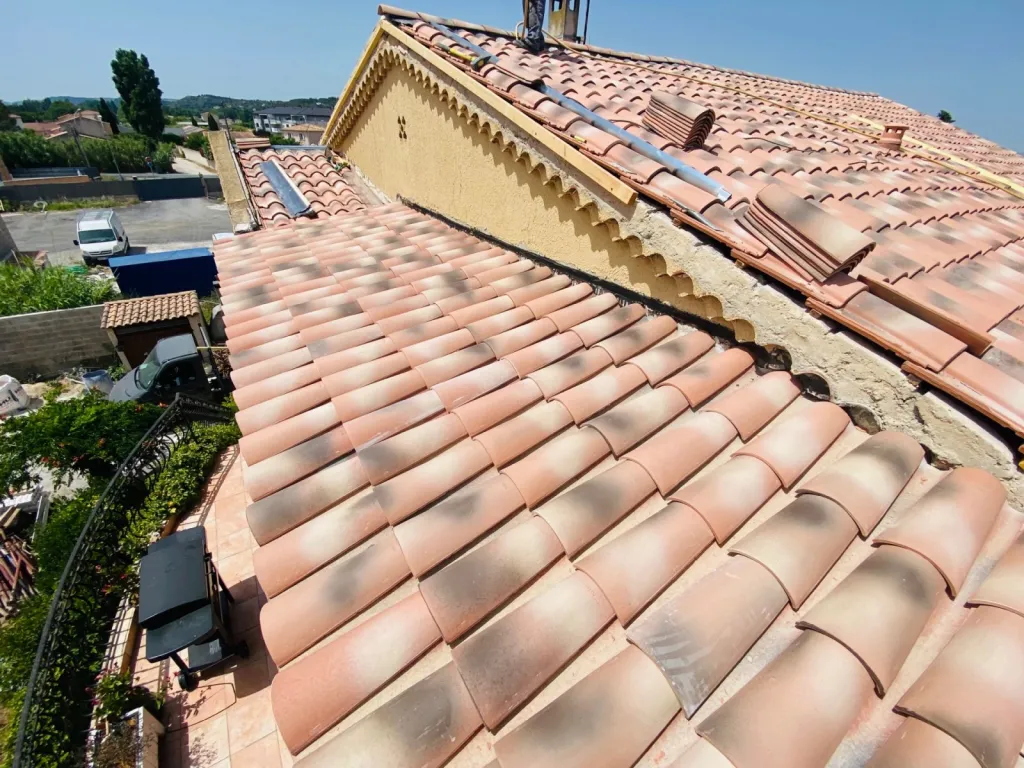 Remplacement d’une toiture de maison en tuiles Mécaniques Abeilles sur Aix en Provence