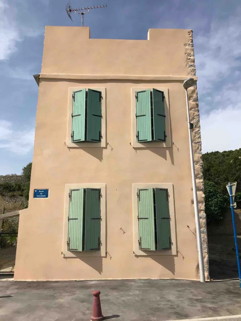 Rénovation d’une façade en torchis gratté à Gruissan proche de Narbonne