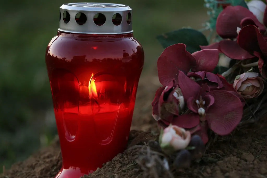bougie souvenir sur sépulture pompes funèbres pinault et marbrerie