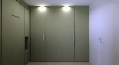 Dressing vert olive au centre d'Arcachon :  avec poignées dorées et  lit escamotable intégré : réalisation design  sur mesure