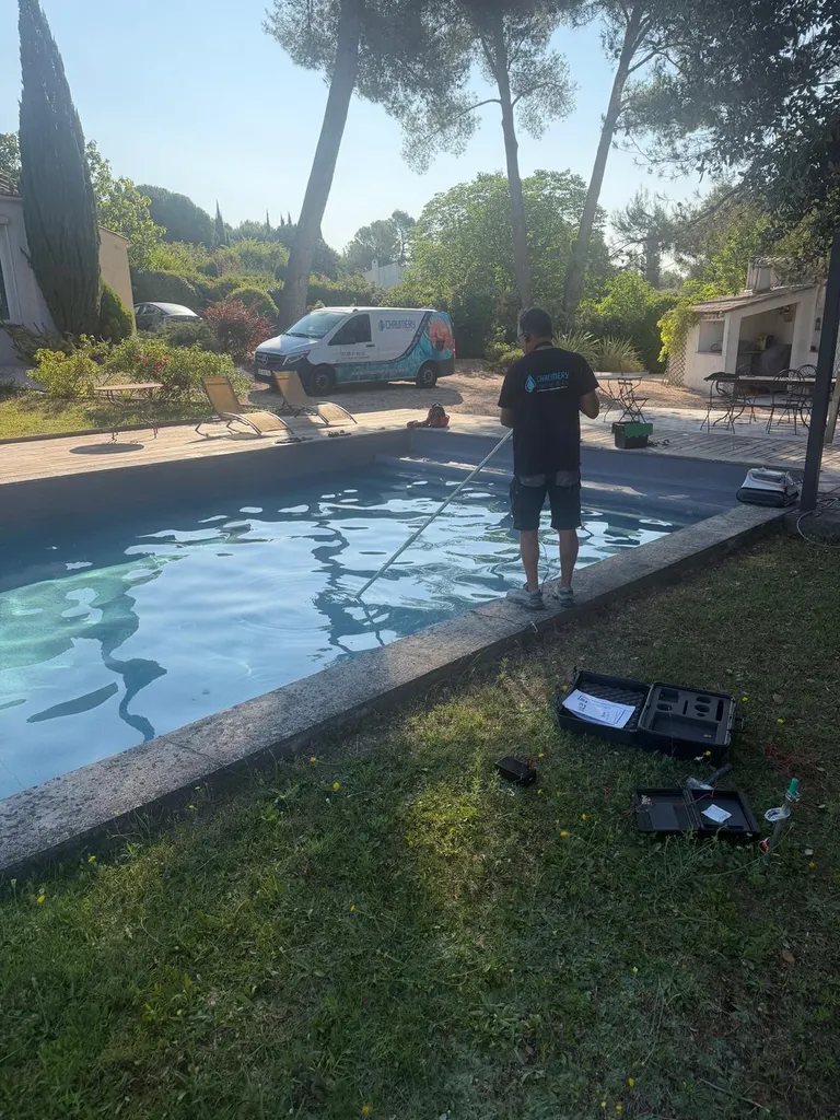 Recherche de fuite par détection acoustique sur piscine 5x3 à Rognac — technicien Chaumery Piscine & Co au bord du bassin