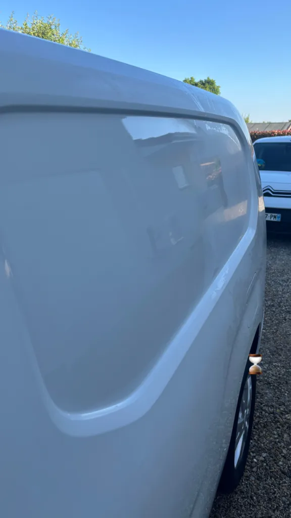 Polissage professionnel avec restauration de brillance sur ce Peugeot Partner à Saint Maurice de L'Exil
