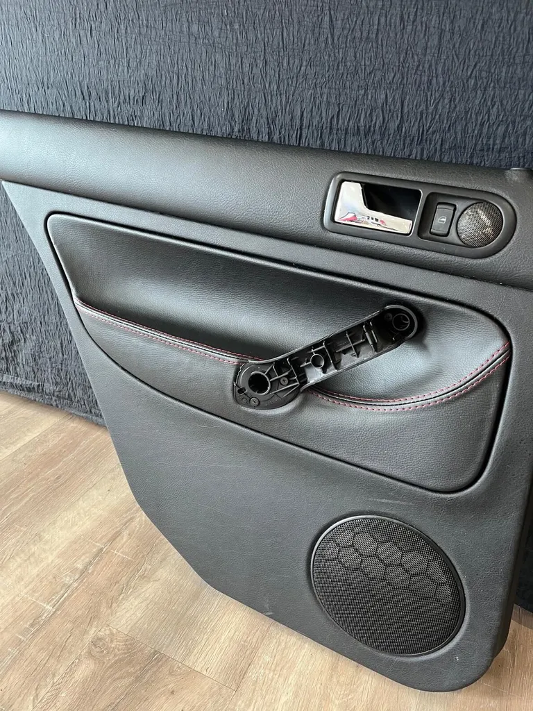 Sellier garnisseur pour la rénovation de portières auto à proximité de Bordeaux