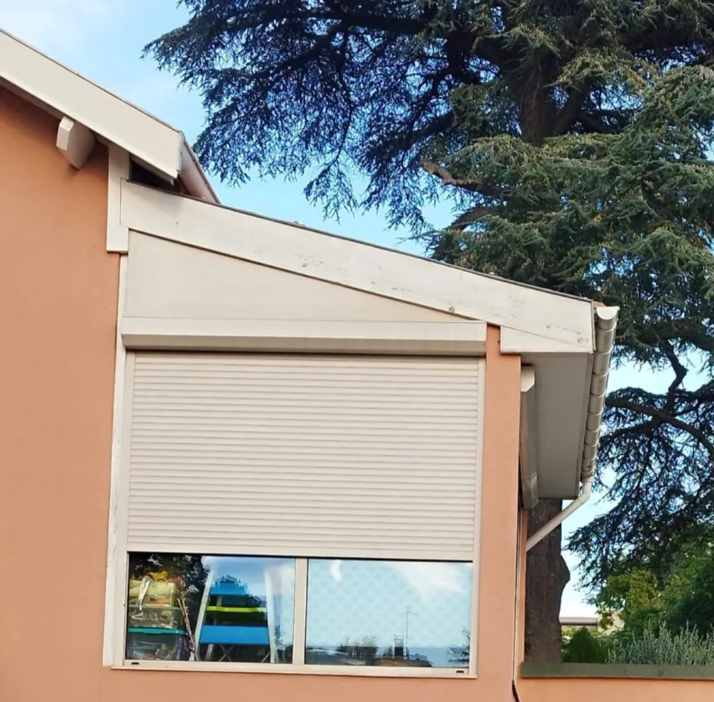 Installation volets roulants alu Lakal avec motorisation Somfy à Caluire près de Lyon par 3 Baies