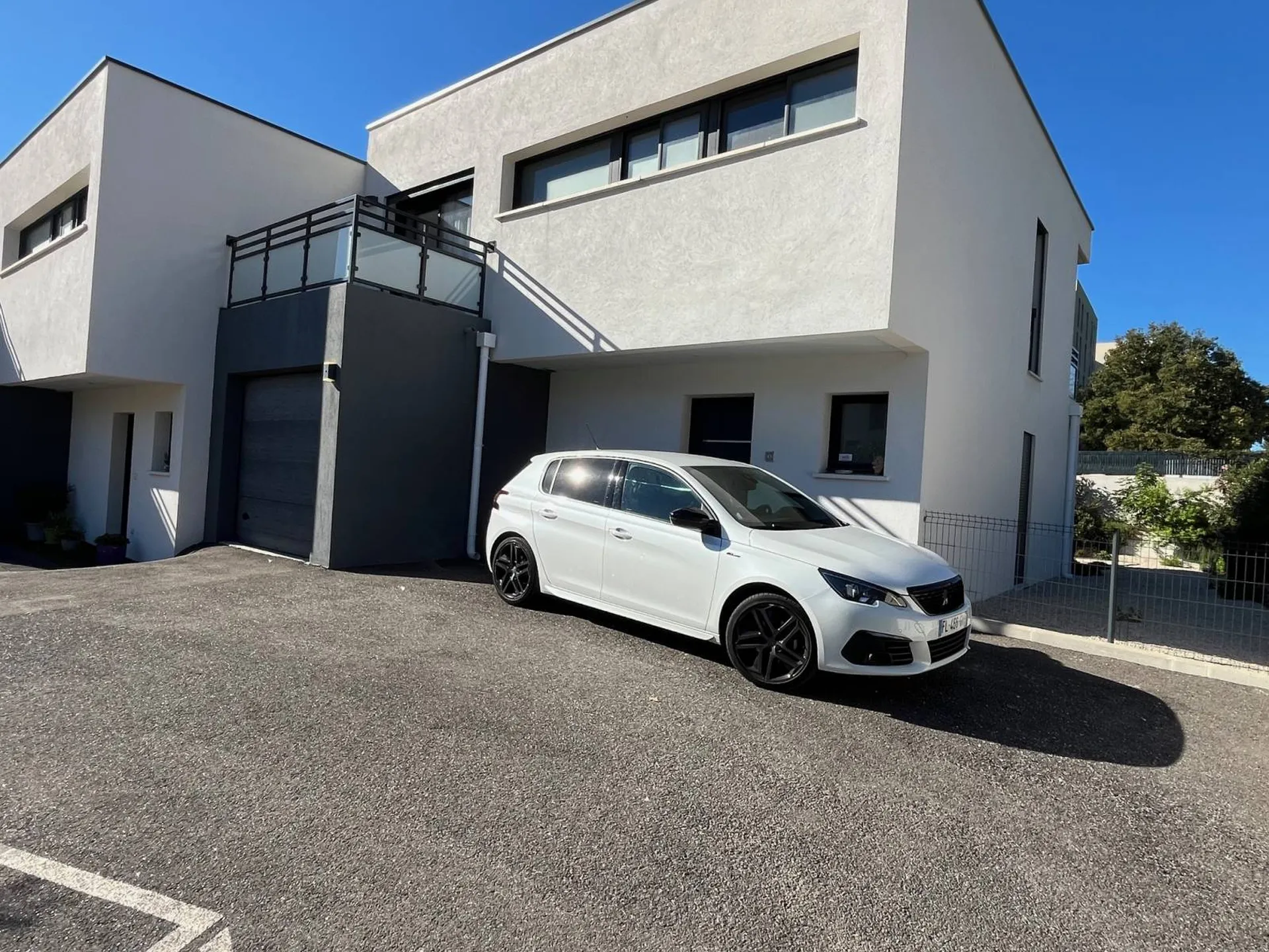 Belle prestations pour ce Type 4 dans le cœur du village de Carnoux