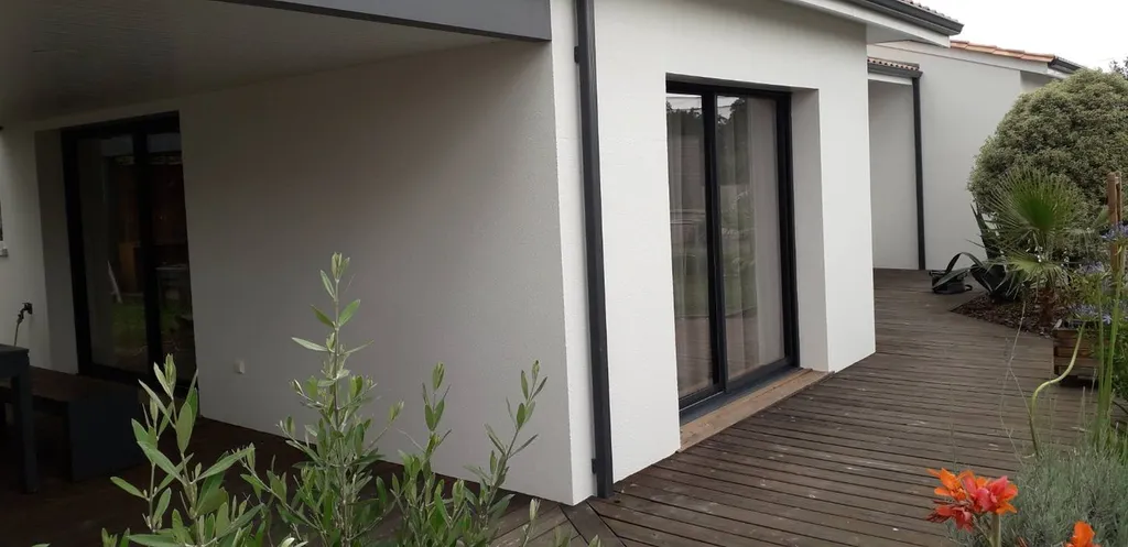 Rénovation et modernisation d'une peinture de façade d'une maison à  Montussan sur la région de Bordeaux