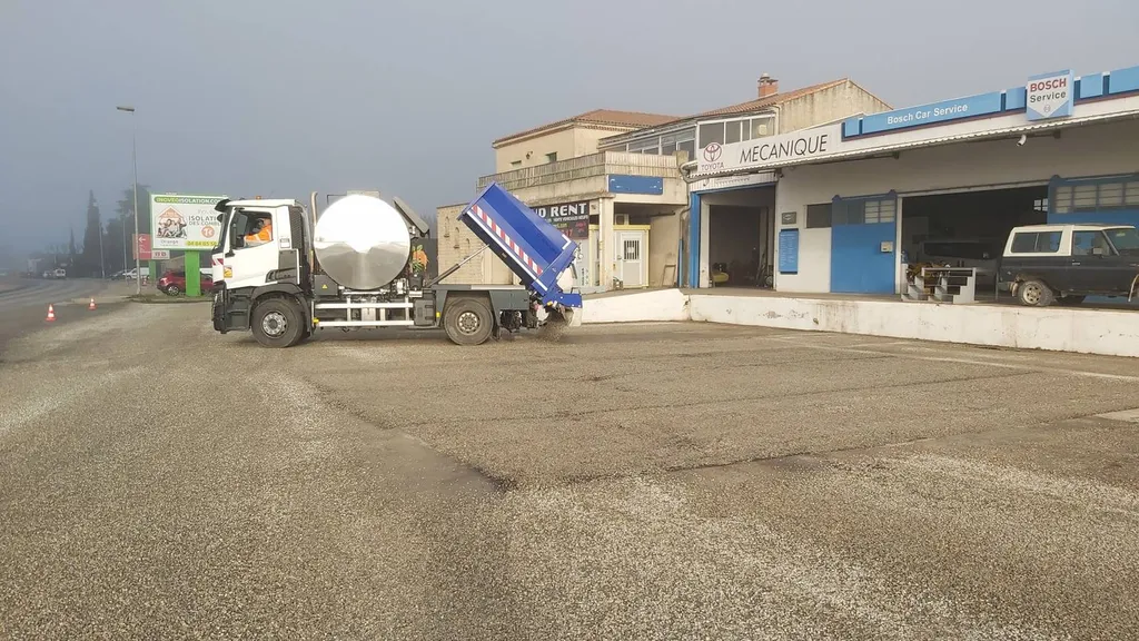 Réfection en gravillonnage bicouche du parking d'un garage à Chateaurenard dans les Bouches du Rhône