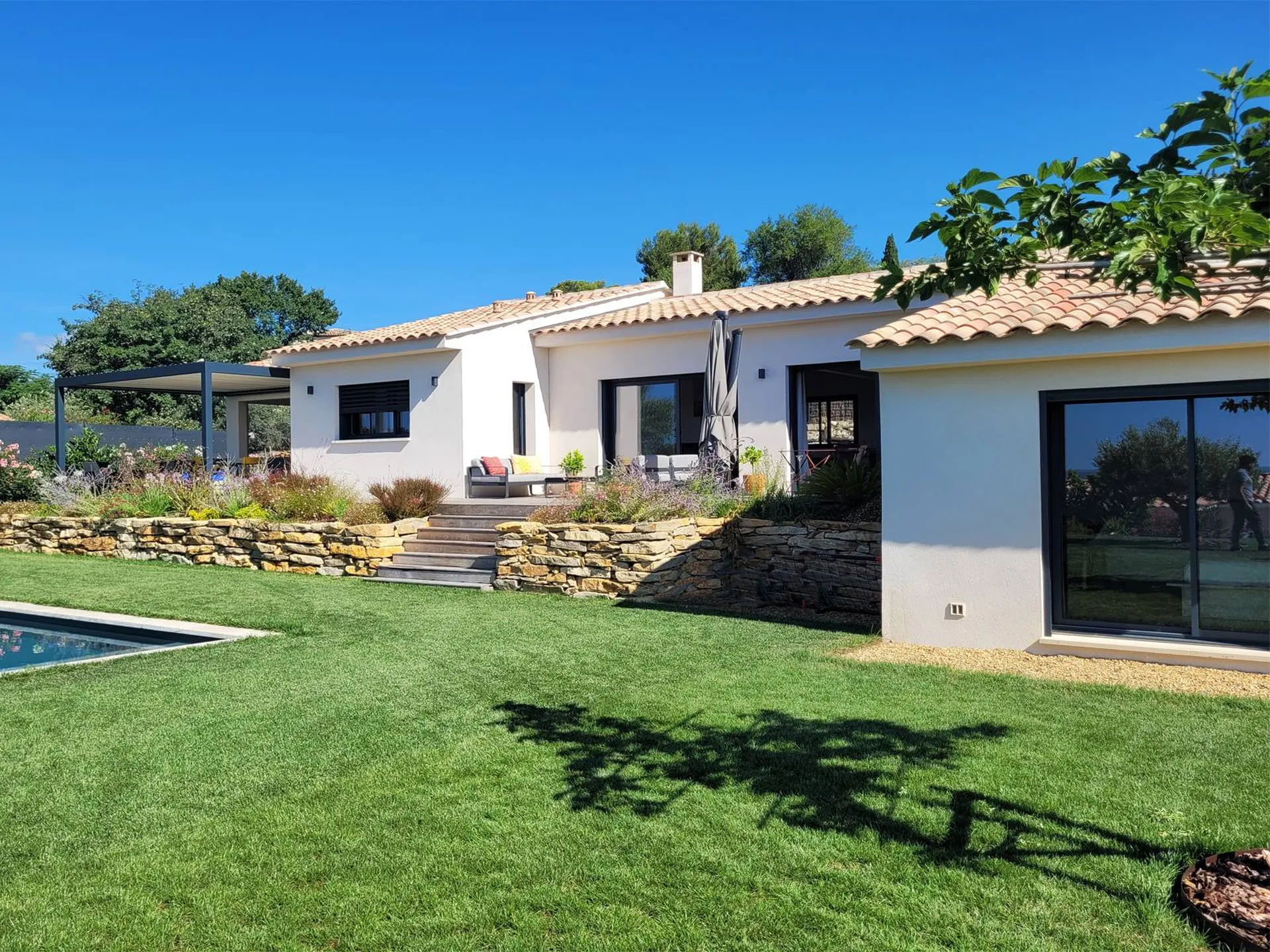 Construction de maison contemporaine de plein pied dans la charmante commune d'Eguilles dans les Bouches-du-Rhône