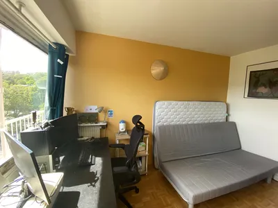 Le Pecq à vendre un appartement de 5 pièces en étage élévé avec ascenseur, situé dans une résidence avec un couple de gardien