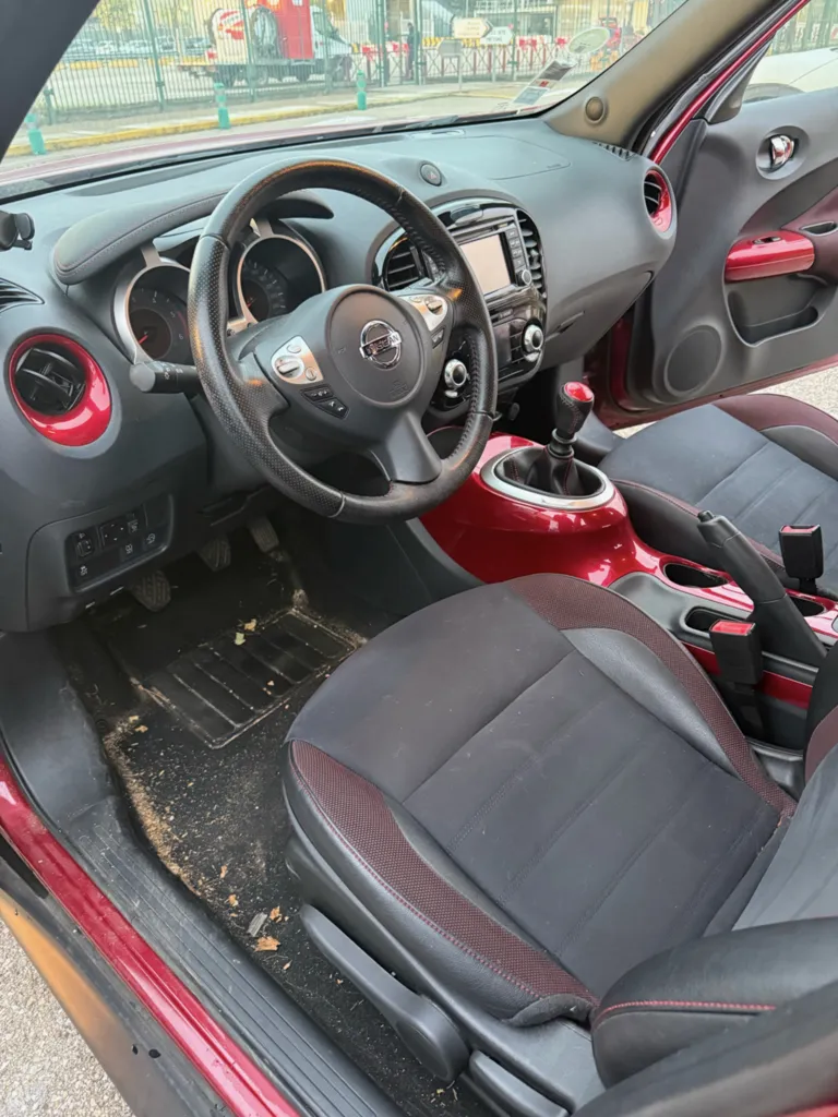 Rénovation intérieure complète avec nettoyage en profondeur et remise à neuf textile pour un habitacle métamorphosé à Montrond-les-Bains