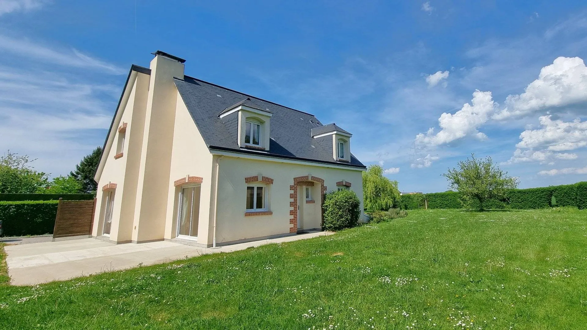 A vendre, belle maison contemporaine, 4 chambres, sous-sol complet à 5 minutes de Dieppe et de Petit-Caux