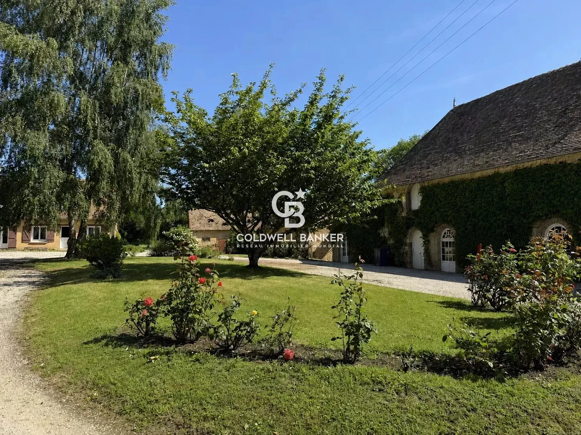 propriété avec gîte, dortoir et espaces de réception à vendre en Sarthe