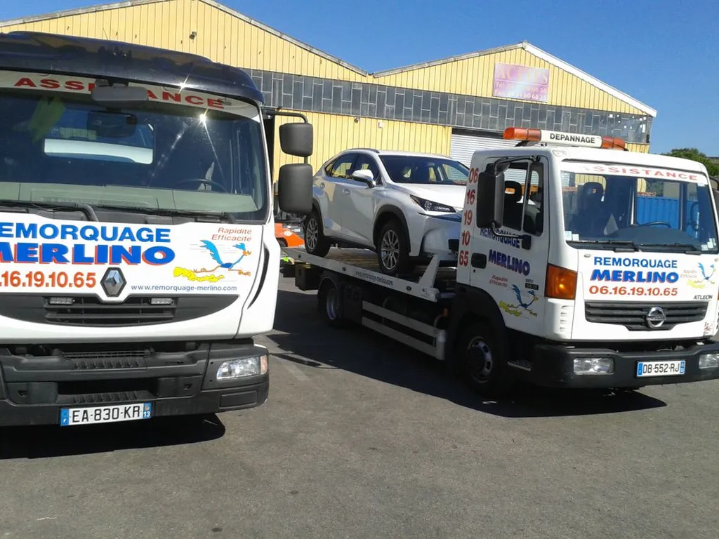Camions plateaux Nissan et Renault pour le transport de voitures de luxe dans le 13 et en France