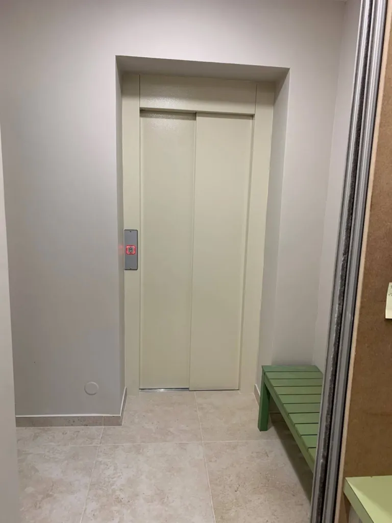 Superbes portes télescopiques de cet élévateur intérieur  en gaine maconnée entre Avignon et Aix en Provence