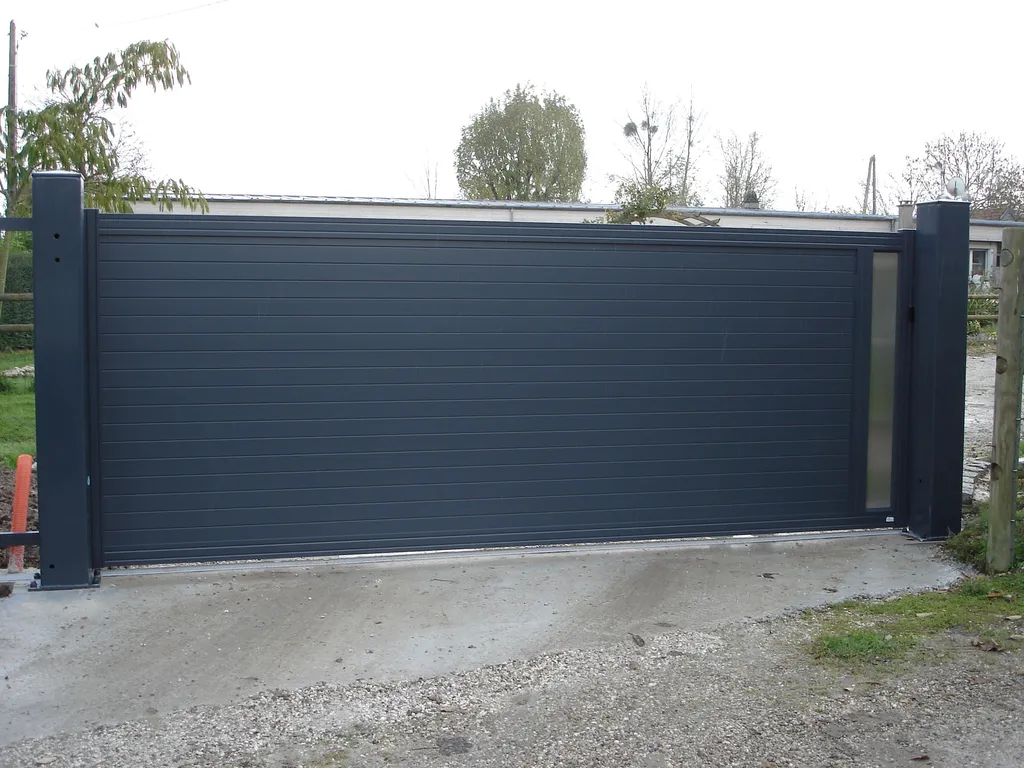 Installation de Portail en aluminium coulissant ou autoportrant élégant et contemporain à Bernay dans l'Eure 27 et ses Alentours
