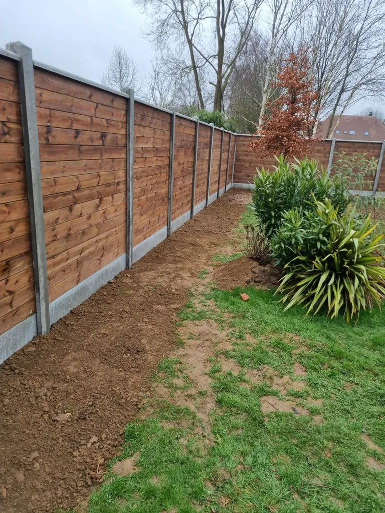 Installation de Clôture mixte béton bois, Panneaux de soubassement minéral et Palissades occultantes à Cormeilles dans l’Eure 27 et ses communes limitrophes de Normandie