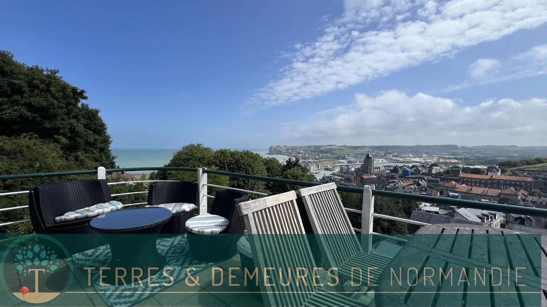 Maison d’architecte 131,5m² avec roof-top et vue panoramique mer, 4 gîtes, annexe à rénover, chalet et garages, idéale chambres d’hôtes au Tréport 76470.
